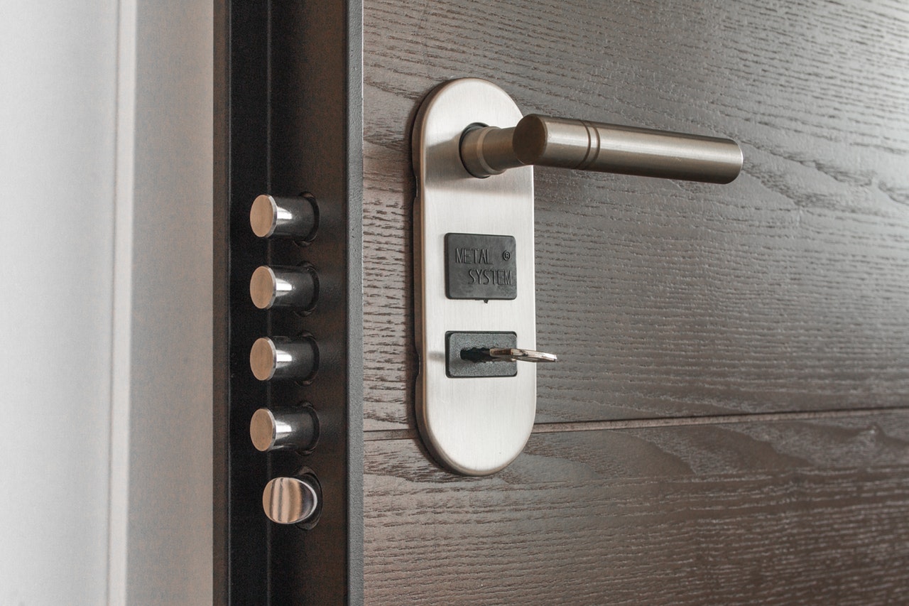 Zewnętrzne drzwi aluminiowe – bezpieczne i ciepłe