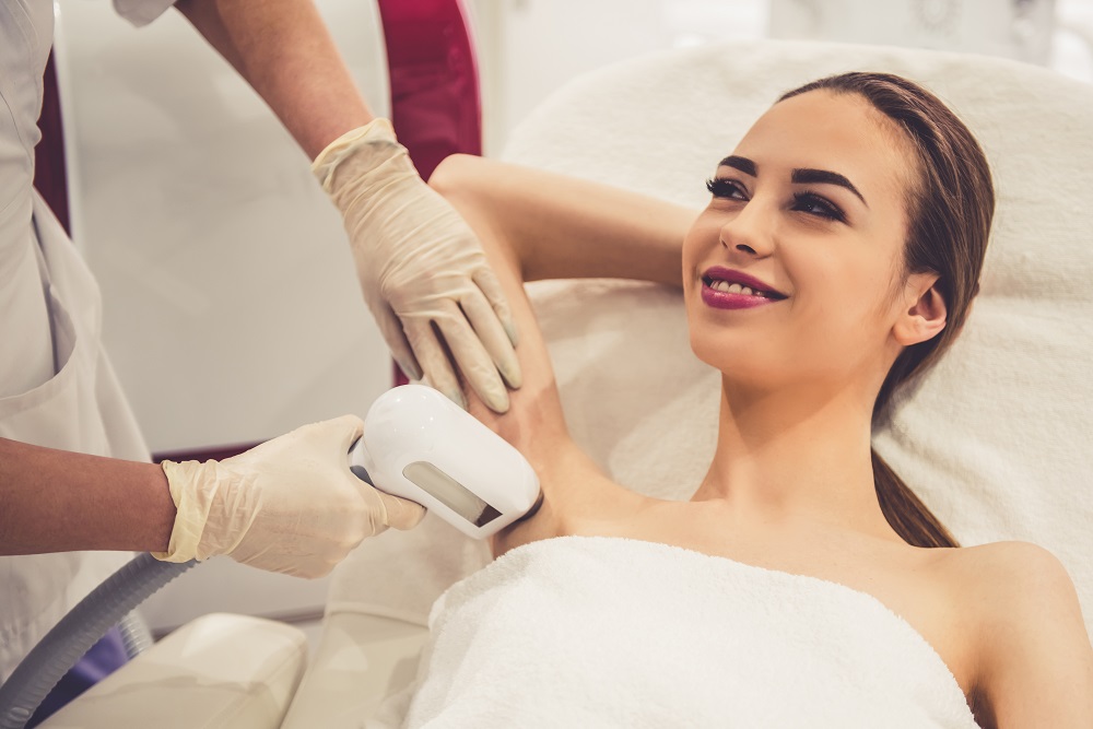 Laserowa depilacja pach – skuteczny sposób na depilację