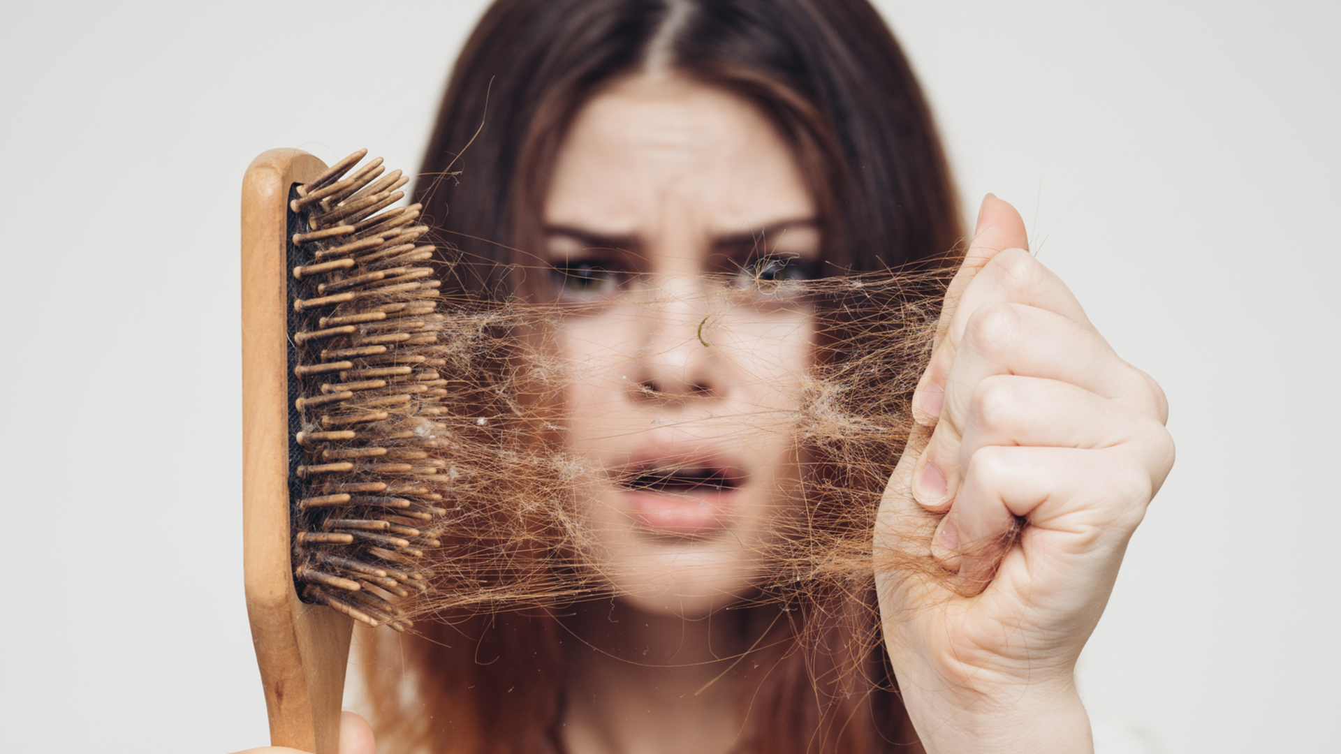 3 skuteczne sposoby na to, by zatrzymać wypadanie włosów