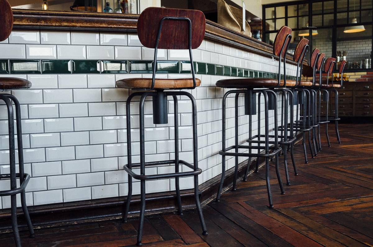 Wpływ podłóg winylowych na akustykę wnętrz restauracyjnych – jak stworzyć przyjazną atmosferę dla gości